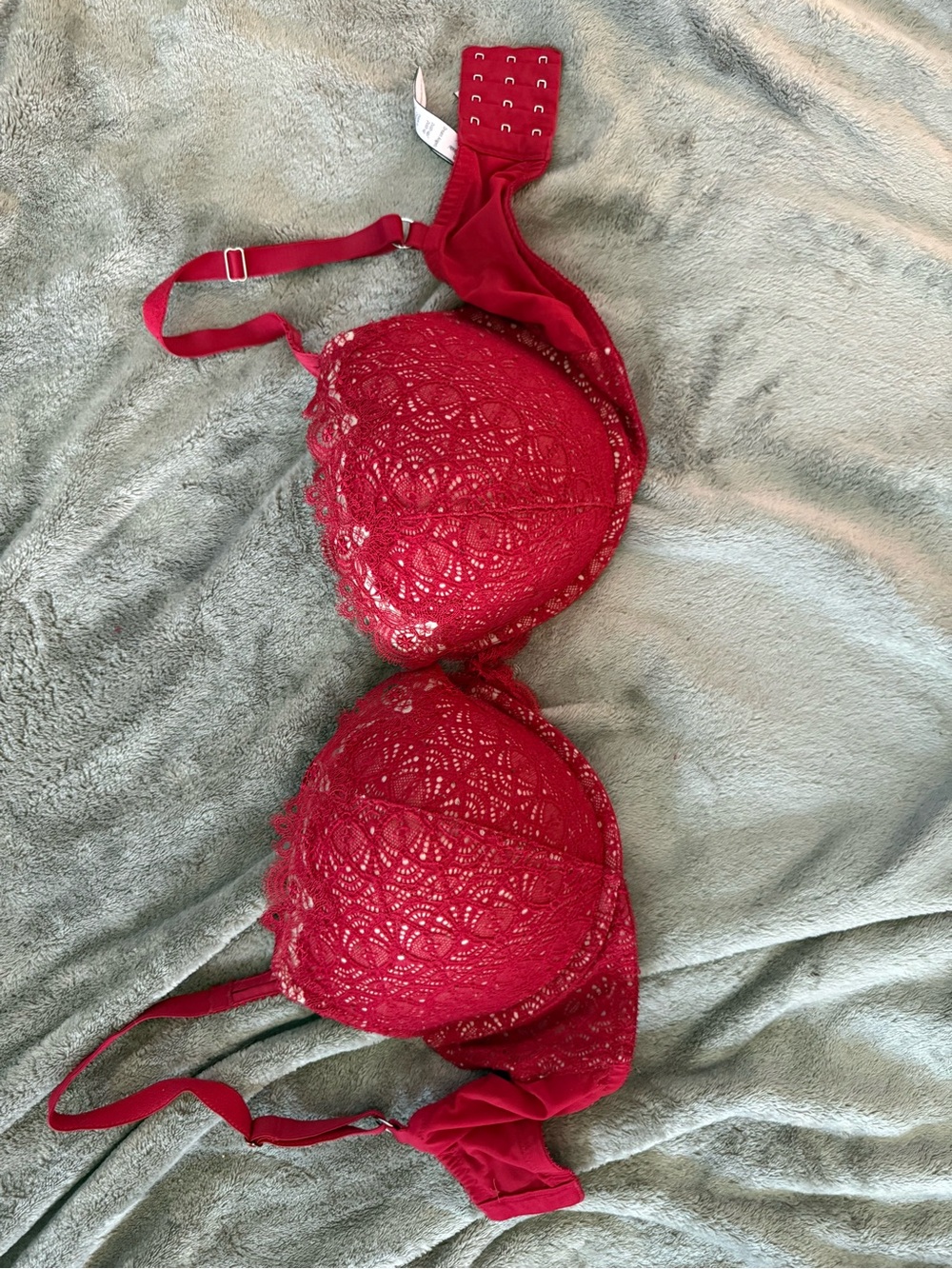 EUC 🎉🎉🎉🎉Victoria's Secret Red Lace Push-Up Bra